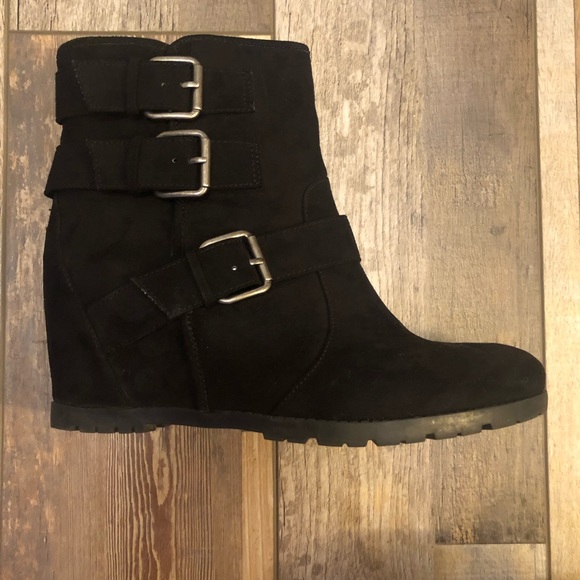 EUC!  Women’s Suede Wedge w/ functional zipper. - Picture 1 of 15